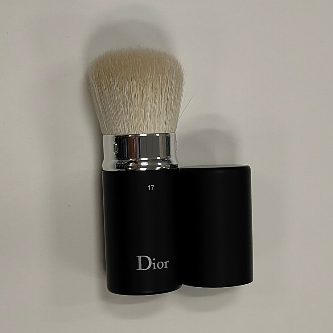 Christian Dior(クリスチャンディオール)のDior Backstage Retractable Kabuki Brush… コスメ/美容のメイク道具/ケアグッズ(チーク/フェイスブラシ)の商品写真