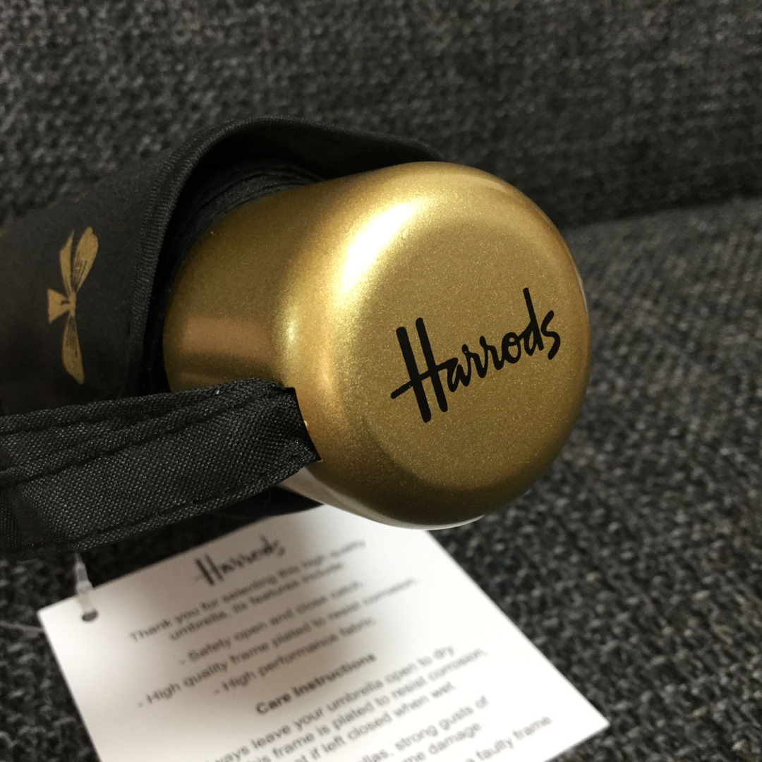 Harrods(ハロッズ)のハロッズ　折りたたみ傘　ブラック×ゴールドリボン レディースのファッション小物(傘)の商品写真