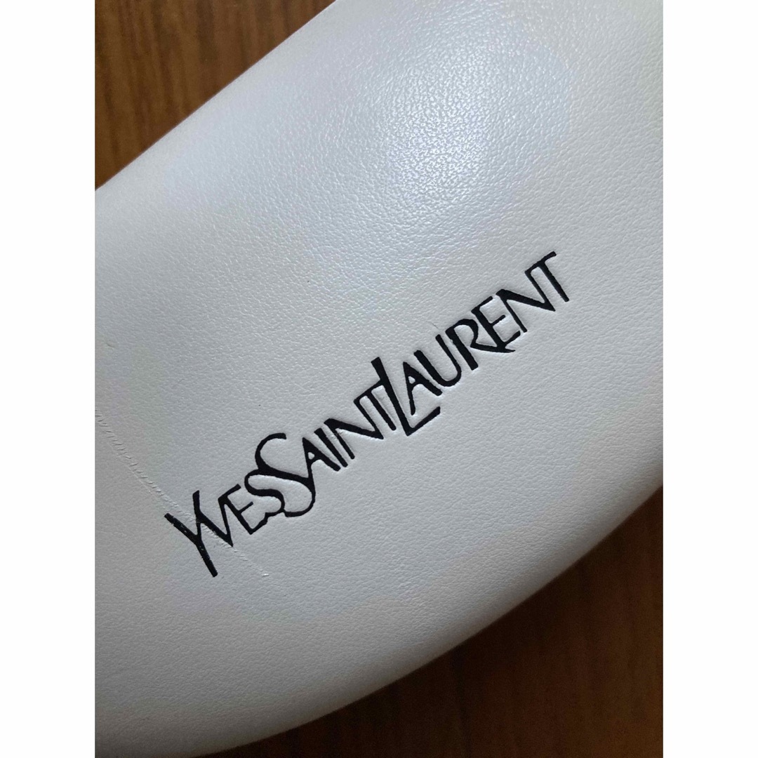 Yves Saint Laurent(イヴサンローラン)のYVES SAINT LAURENT イブサンローラン 白 眼鏡ケース  レディースのファッション小物(サングラス/メガネ)の商品写真