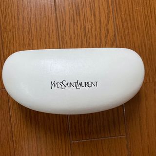 イヴサンローラン(Yves Saint Laurent)のYVES SAINT LAURENT イブサンローラン 白 眼鏡ケース (サングラス/メガネ)