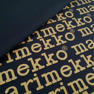 マリメッコ(marimekko)のキャンバス生地　帆布　マリメッコ風　ロゴ柄　ゴールド×ブラック地　145×50㎝(生地/糸)