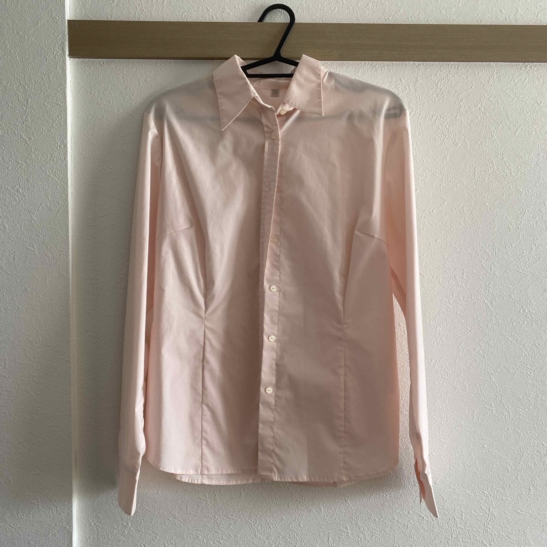 UNIQLO(ユニクロ)のUNIQLO 薄ピンクシャツ レディースのトップス(シャツ/ブラウス(長袖/七分))の商品写真