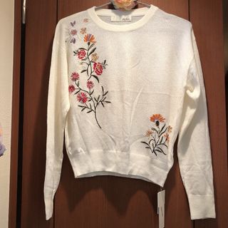 リリーブラウン(Lily Brown)の新品　リリーブラウン   トップス　花柄　刺繍(ニット/セーター)