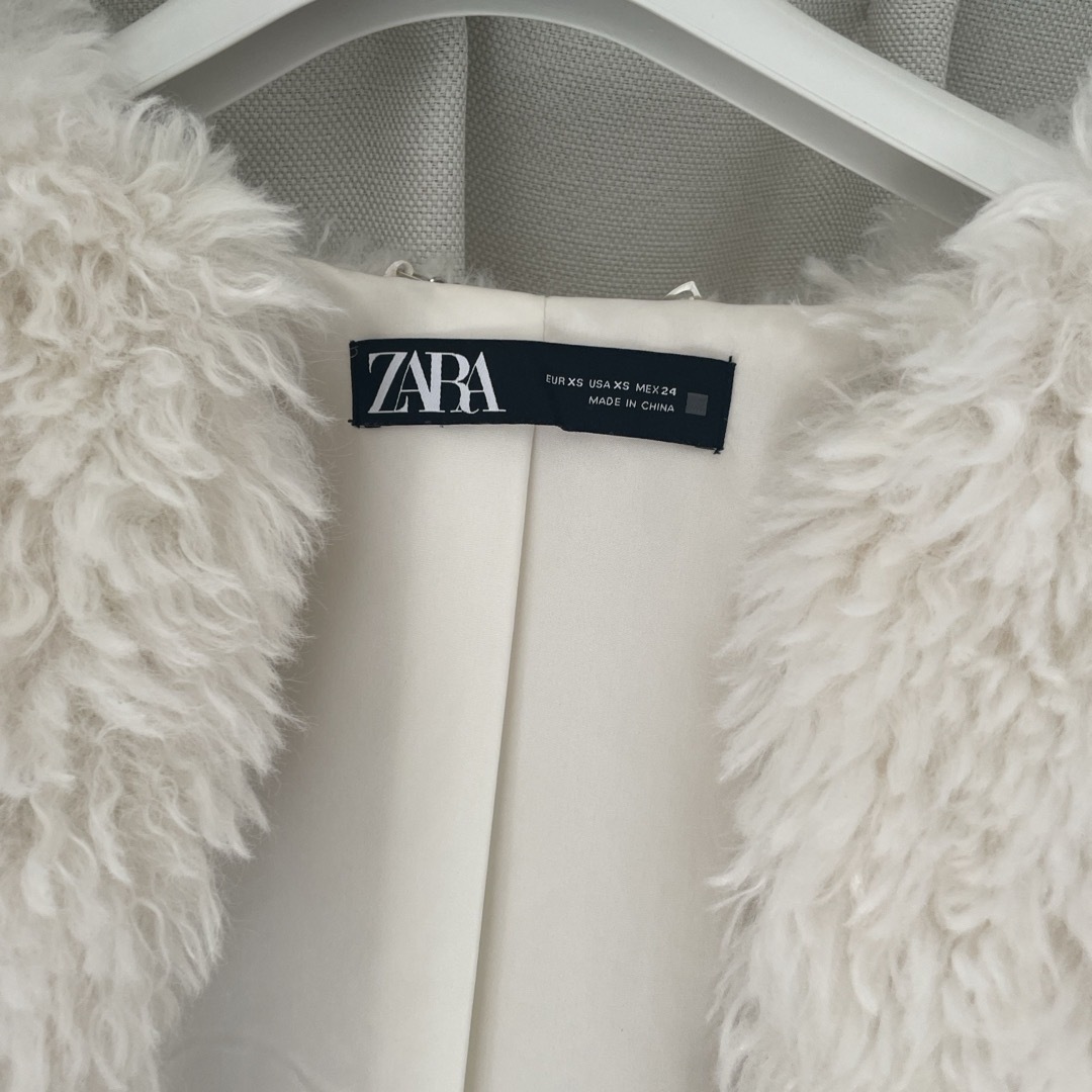 ZARA(ザラ)のZARA ファージャケット　モコモコ　 レディースのジャケット/アウター(毛皮/ファーコート)の商品写真