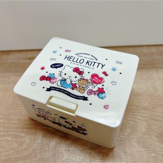 サンリオ(サンリオ)のサンリオ　HELLO KITTY　 ハローキティ　ワンプッシュ小物ケース(小物入れ)