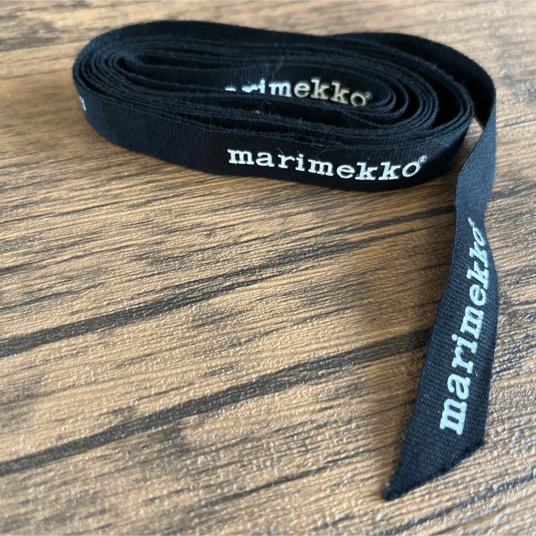 marimekko(マリメッコ)のマリメッコ　ロゴリボン黒地白字　ロゴ24個 ハンドメイドの素材/材料(生地/糸)の商品写真