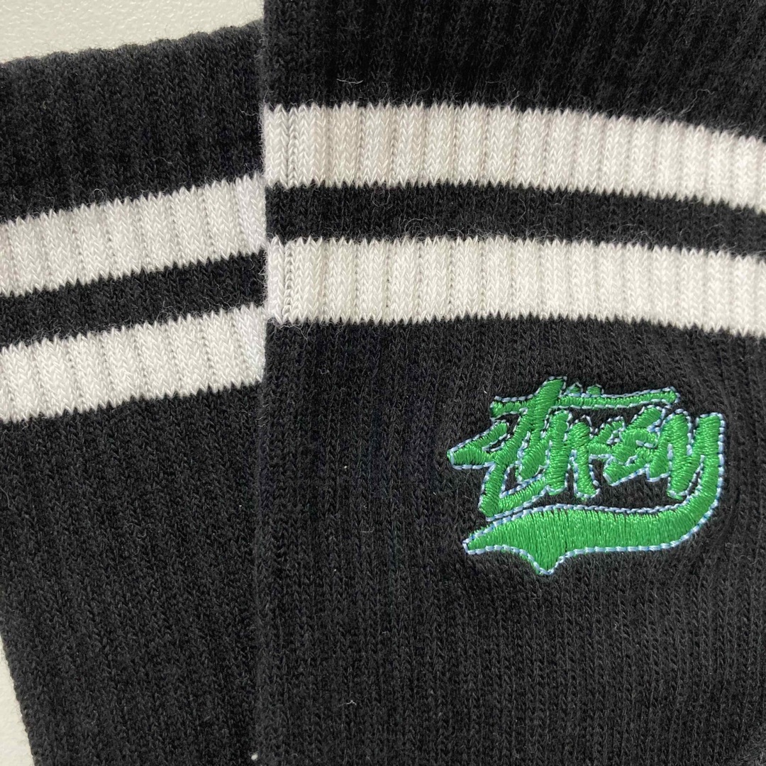 STUSSY(ステューシー)の黒◎Stussy ステューシー ストライプ 緑ロゴ メンズソックス　男性用靴下 メンズのレッグウェア(ソックス)の商品写真