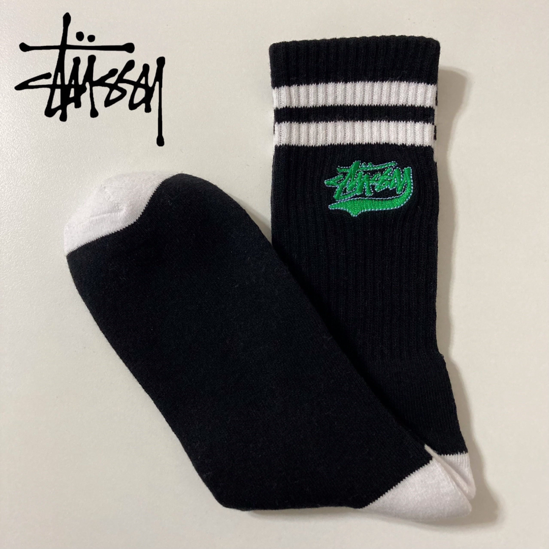 STUSSY(ステューシー)の黒◎Stussy ステューシー ストライプ 緑ロゴ メンズソックス　男性用靴下 メンズのレッグウェア(ソックス)の商品写真