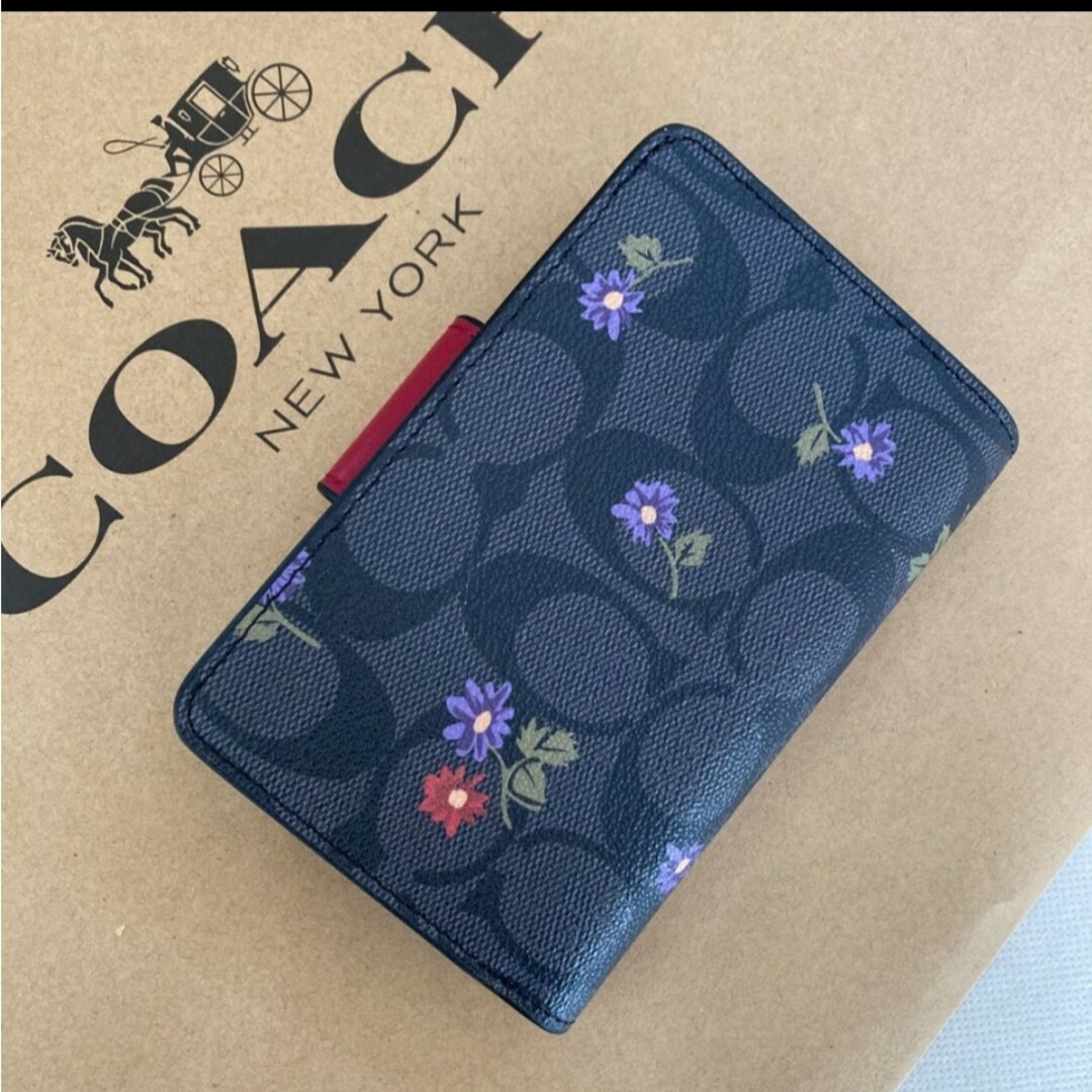 COACH(コーチ)の新品　COACH　二つ折り財布　小銭入れ有　シグネチャー　ブラック　花柄 レディースのファッション小物(財布)の商品写真