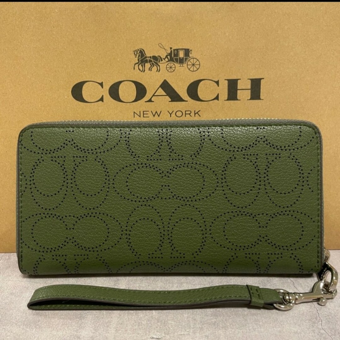 COACH(コーチ)の新品　COACH　長財布　ラウンドファスナー　グリーン　シグネチャー　小銭入れ有 レディースのファッション小物(財布)の商品写真