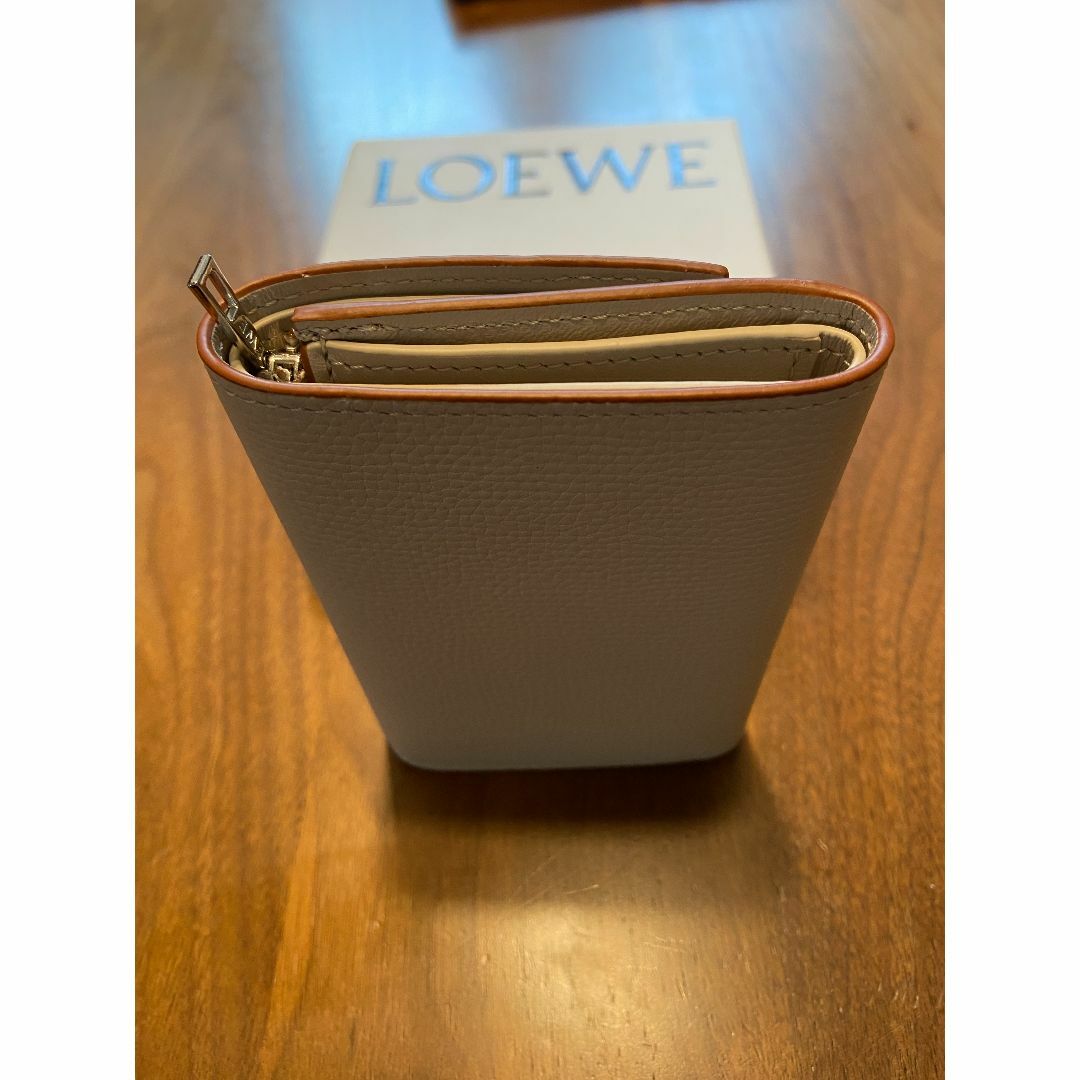 LOEWE(ロエベ)のLOEWE　アナグラム バーティカル ウォレット スモール（ペブルグレインカーフ レディースのファッション小物(財布)の商品写真