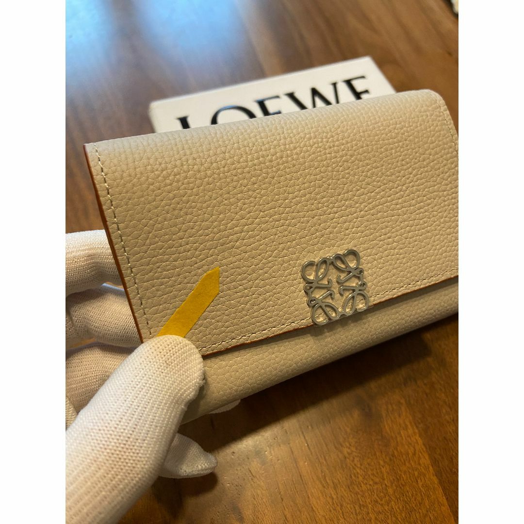 LOEWE(ロエベ)のLOEWE　アナグラム バーティカル ウォレット スモール（ペブルグレインカーフ レディースのファッション小物(財布)の商品写真