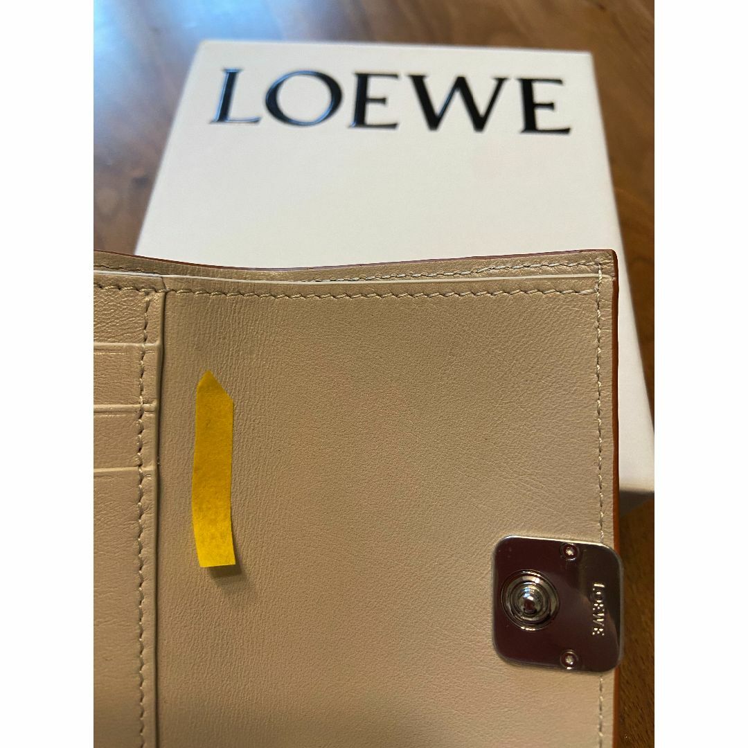 LOEWE(ロエベ)のLOEWE　アナグラム バーティカル ウォレット スモール（ペブルグレインカーフ レディースのファッション小物(財布)の商品写真