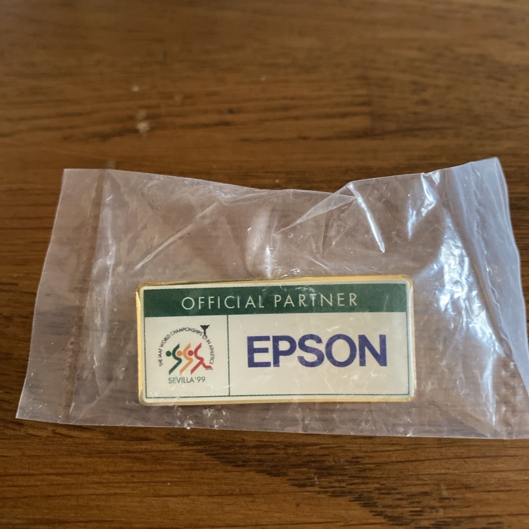 EPSON(エプソン)の1999セビリア世界陸上エプソンピンバッジ２個セット（未開封） エンタメ/ホビーのコレクション(ノベルティグッズ)の商品写真