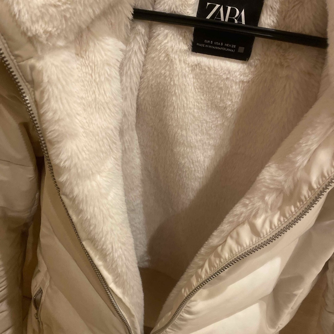 ZARA(ザラ)のZARA 白ダウン レディースのジャケット/アウター(ダウンジャケット)の商品写真