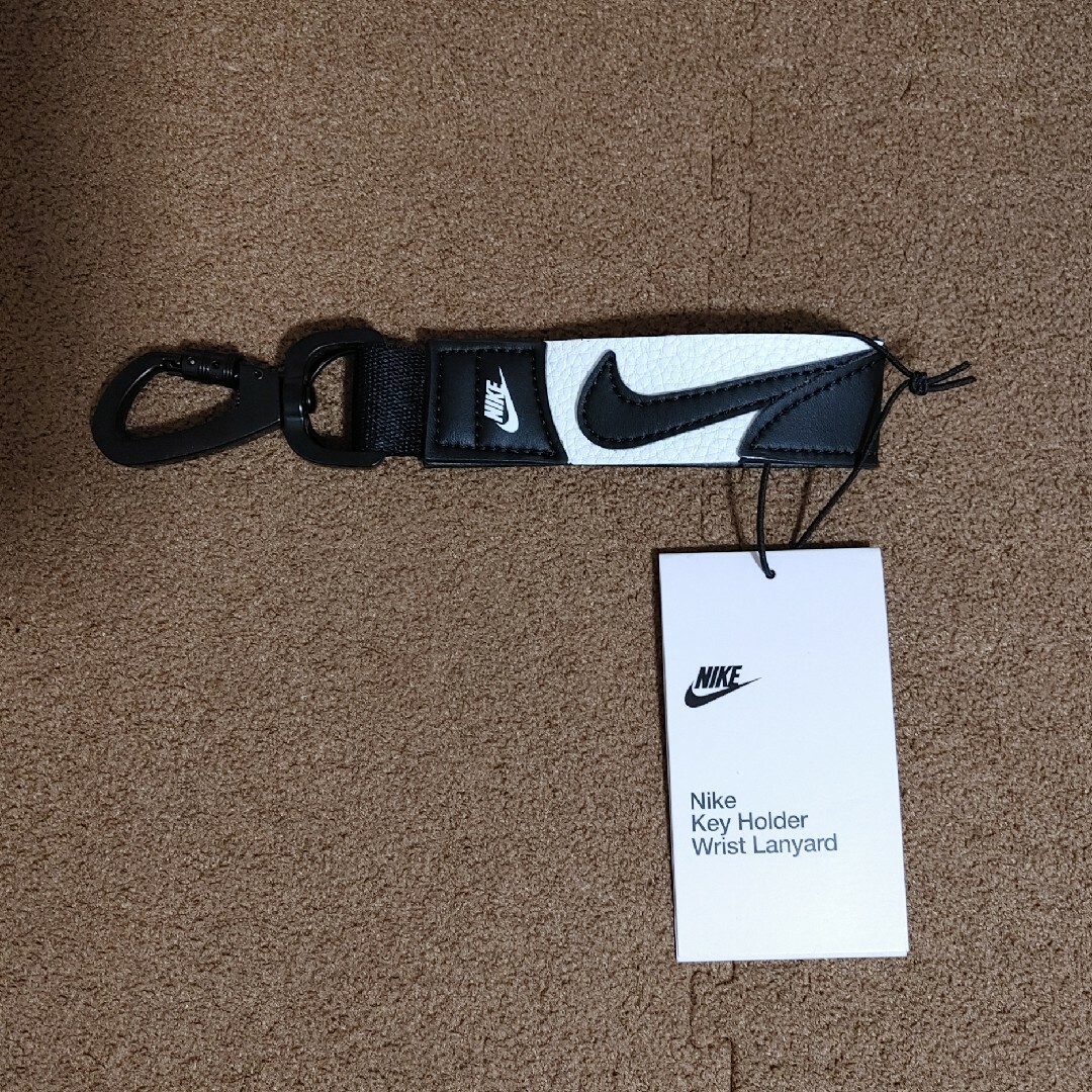 NIKE(ナイキ)のNIKE SWOOSH KEY HOLDER　ホワイト　ブラック　新品 メンズのファッション小物(キーホルダー)の商品写真