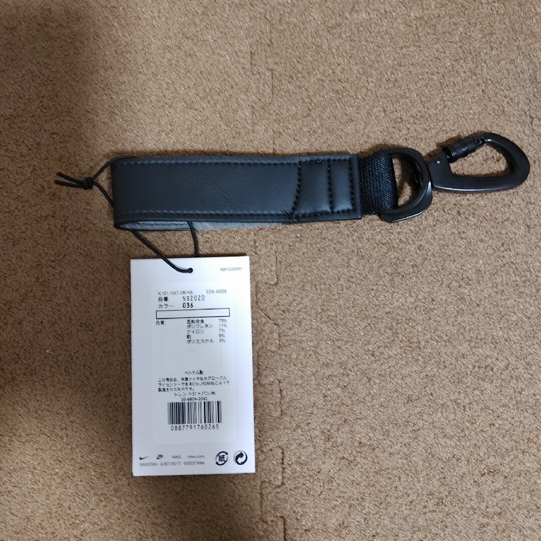 NIKE(ナイキ)のNIKE SWOOSH KEY HOLDER　ホワイト　ブラック　新品 メンズのファッション小物(キーホルダー)の商品写真