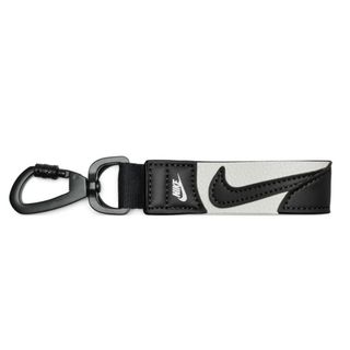 ナイキ(NIKE)のNIKE SWOOSH KEY HOLDER　ホワイト　ブラック　新品(キーホルダー)