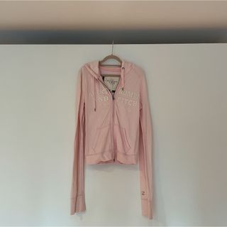 アバクロンビーアンドフィッチ(Abercrombie&Fitch)のアバクロ  パーカー  ピンク(パーカー)