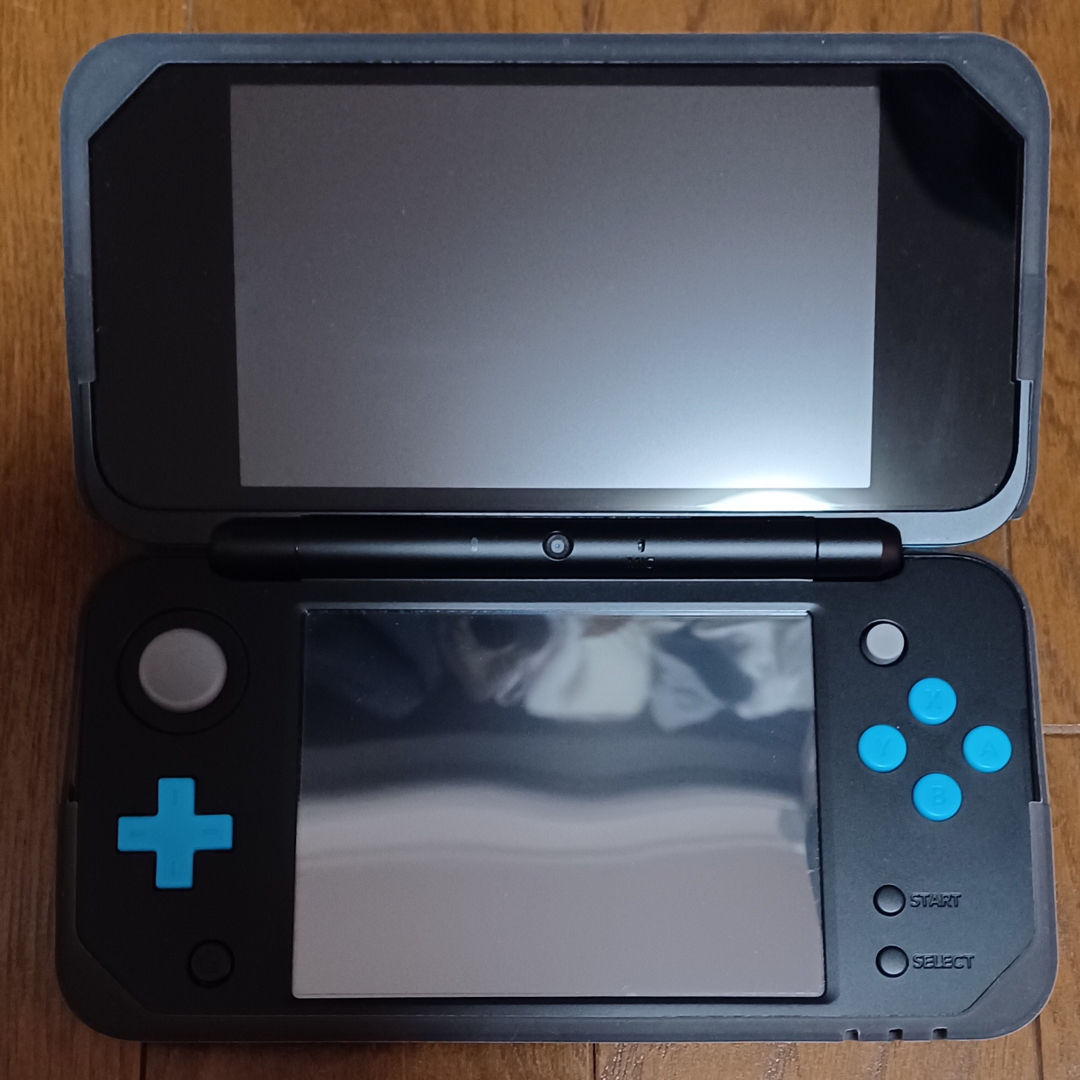 ニンテンドー2DS(ニンテンドー2DS)のnewニンテンドー2DS LL ブラック×ターコイズ 中古 エンタメ/ホビーのゲームソフト/ゲーム機本体(携帯用ゲーム機本体)の商品写真