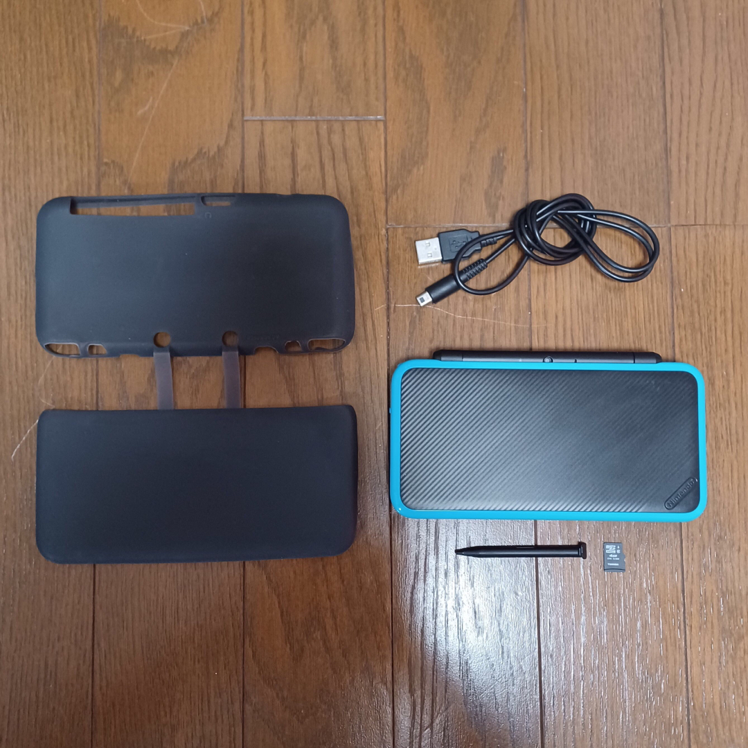 ニンテンドー2DS(ニンテンドー2DS)のnewニンテンドー2DS LL ブラック×ターコイズ 中古 エンタメ/ホビーのゲームソフト/ゲーム機本体(携帯用ゲーム機本体)の商品写真