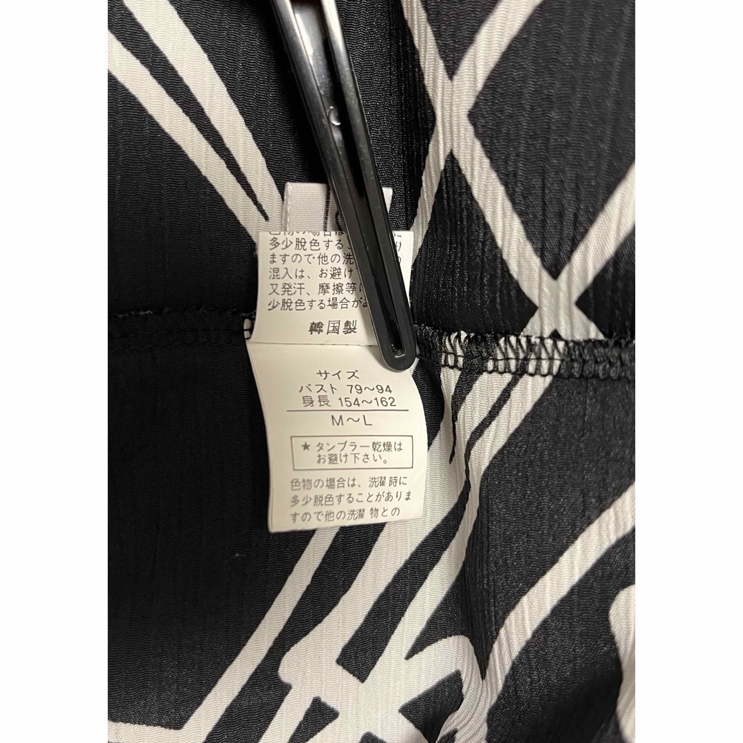 韓国製　プリーツワンピース 黒 四角 幾何学模様 モダン 半袖 レディースのワンピース(ひざ丈ワンピース)の商品写真