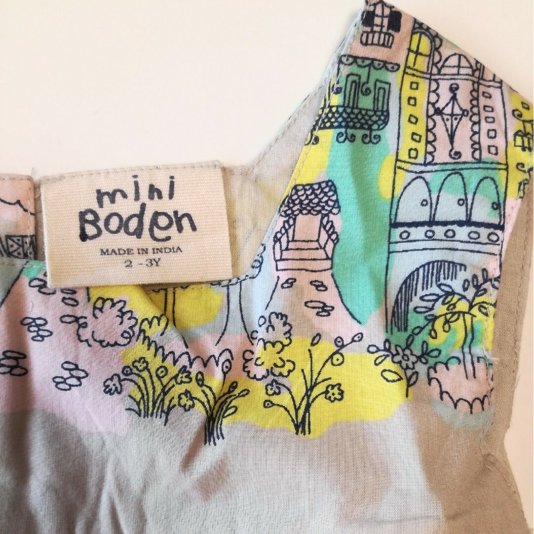 Boden(ボーデン)の新品 Mini Boden ミニボーデン 街並み総柄ワンピース 2-3Y キッズ/ベビー/マタニティのキッズ服女の子用(90cm~)(ワンピース)の商品写真