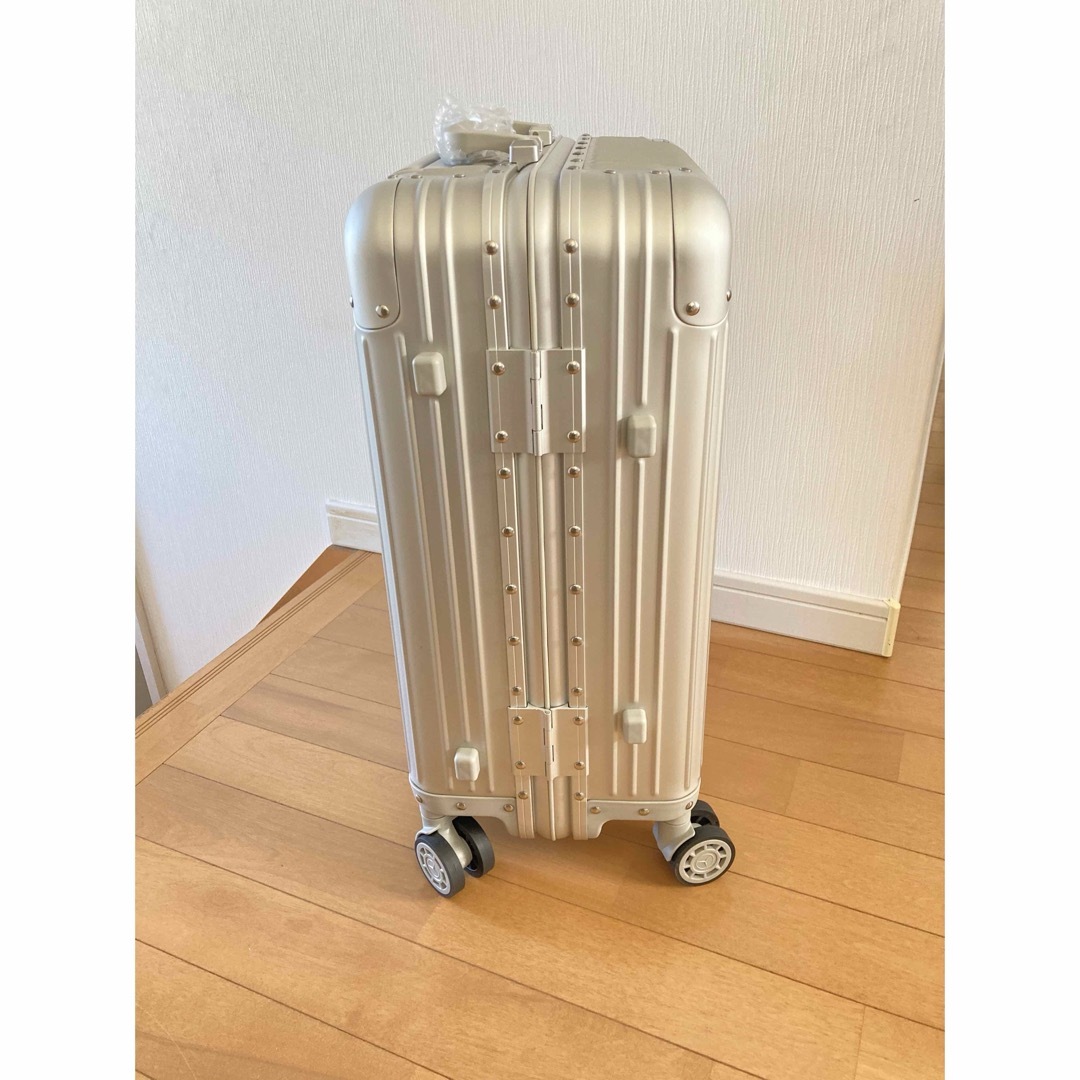 RIMOWA(リモワ)のメルセデスベンツ アルミスーツケース　32 L 機内持込み可　未使用 レディースのバッグ(スーツケース/キャリーバッグ)の商品写真