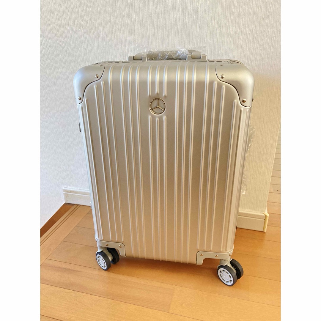 RIMOWA(リモワ)のメルセデスベンツ アルミスーツケース　32 L 機内持込み可　未使用 レディースのバッグ(スーツケース/キャリーバッグ)の商品写真