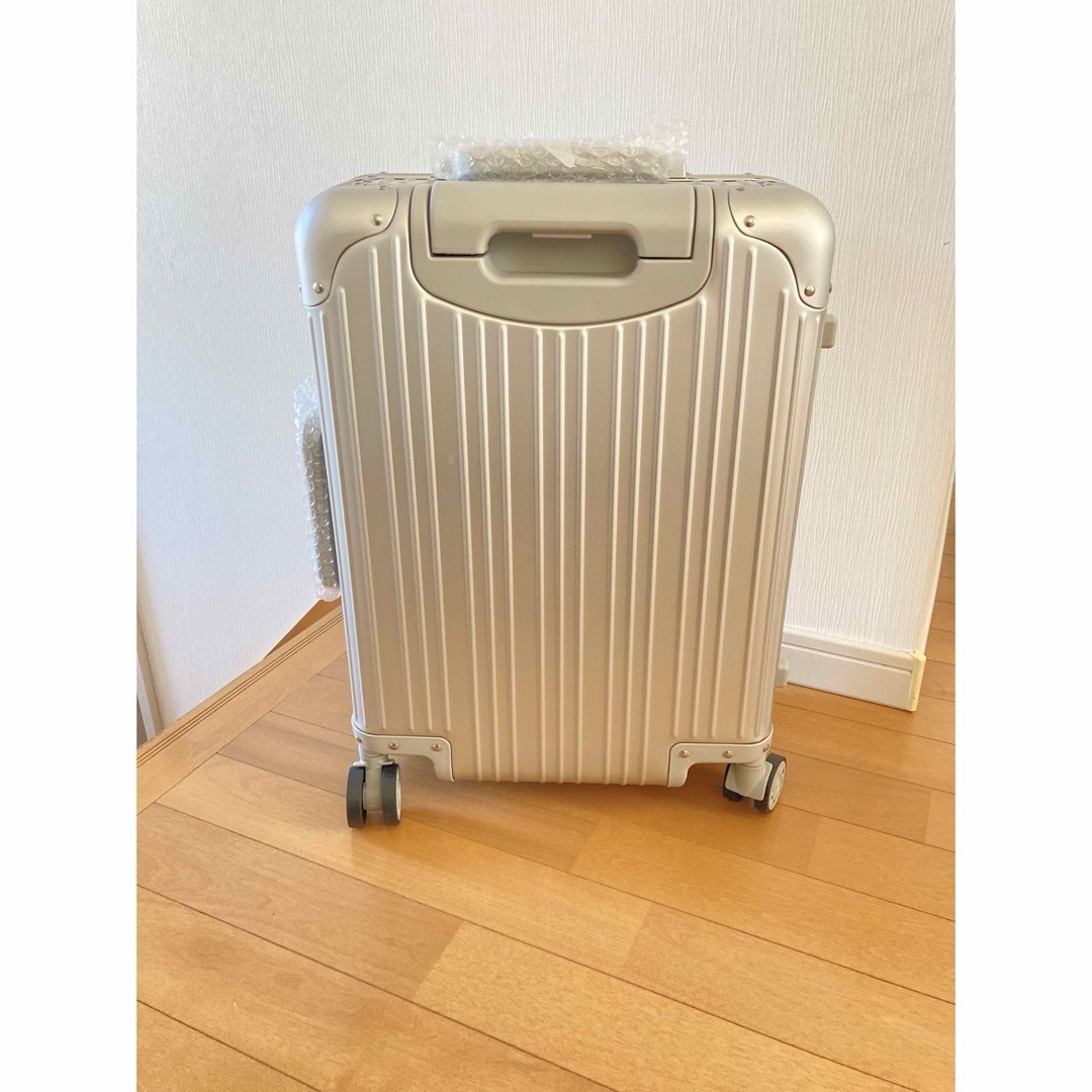 RIMOWA(リモワ)のメルセデスベンツ アルミスーツケース　32 L 機内持込み可　未使用 レディースのバッグ(スーツケース/キャリーバッグ)の商品写真