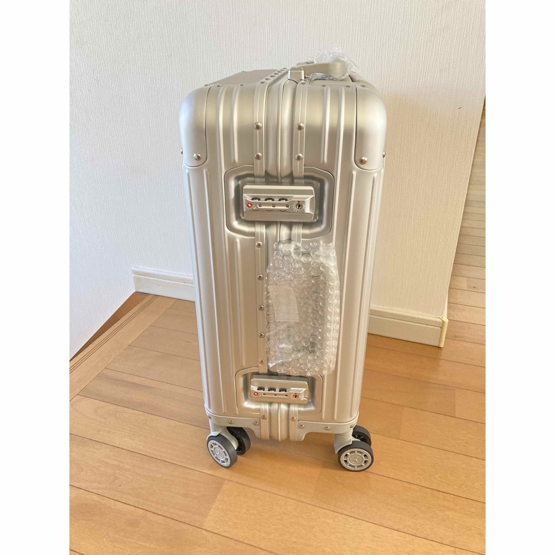 RIMOWA(リモワ)のメルセデスベンツ アルミスーツケース　32 L 機内持込み可　未使用 レディースのバッグ(スーツケース/キャリーバッグ)の商品写真