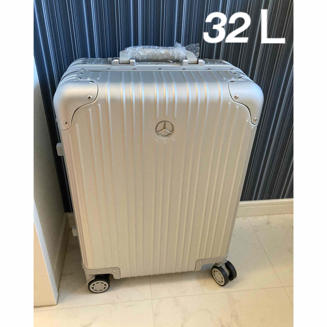 RIMOWA(リモワ)のメルセデスベンツ アルミスーツケース　32 L 機内持込み可　未使用 レディースのバッグ(スーツケース/キャリーバッグ)の商品写真