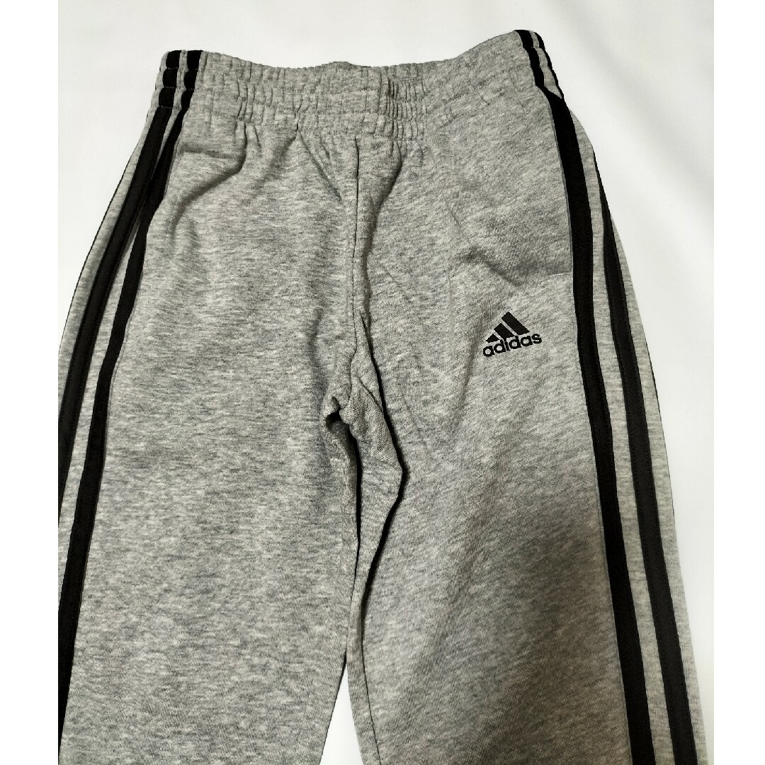 adidas(アディダス)の新品　アディダス　トラックスーツ　ジュニア　ジャージ上下　セットアップ　130 キッズ/ベビー/マタニティのキッズ服男の子用(90cm~)(その他)の商品写真