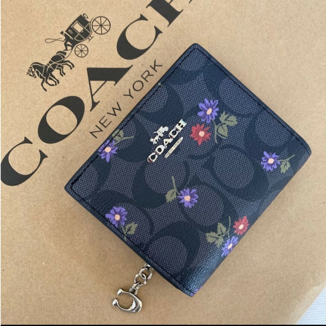 COACH(コーチ)の新品　COACH　二つ折り財布　ブラック　シグネチャー　小銭入れ有　花柄　フラワ レディースのファッション小物(財布)の商品写真