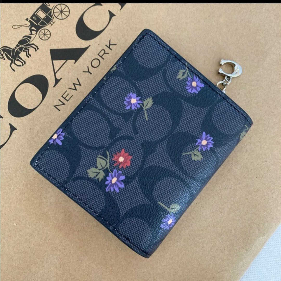 COACH(コーチ)の新品　COACH　二つ折り財布　ブラック　シグネチャー　小銭入れ有　花柄　フラワ レディースのファッション小物(財布)の商品写真