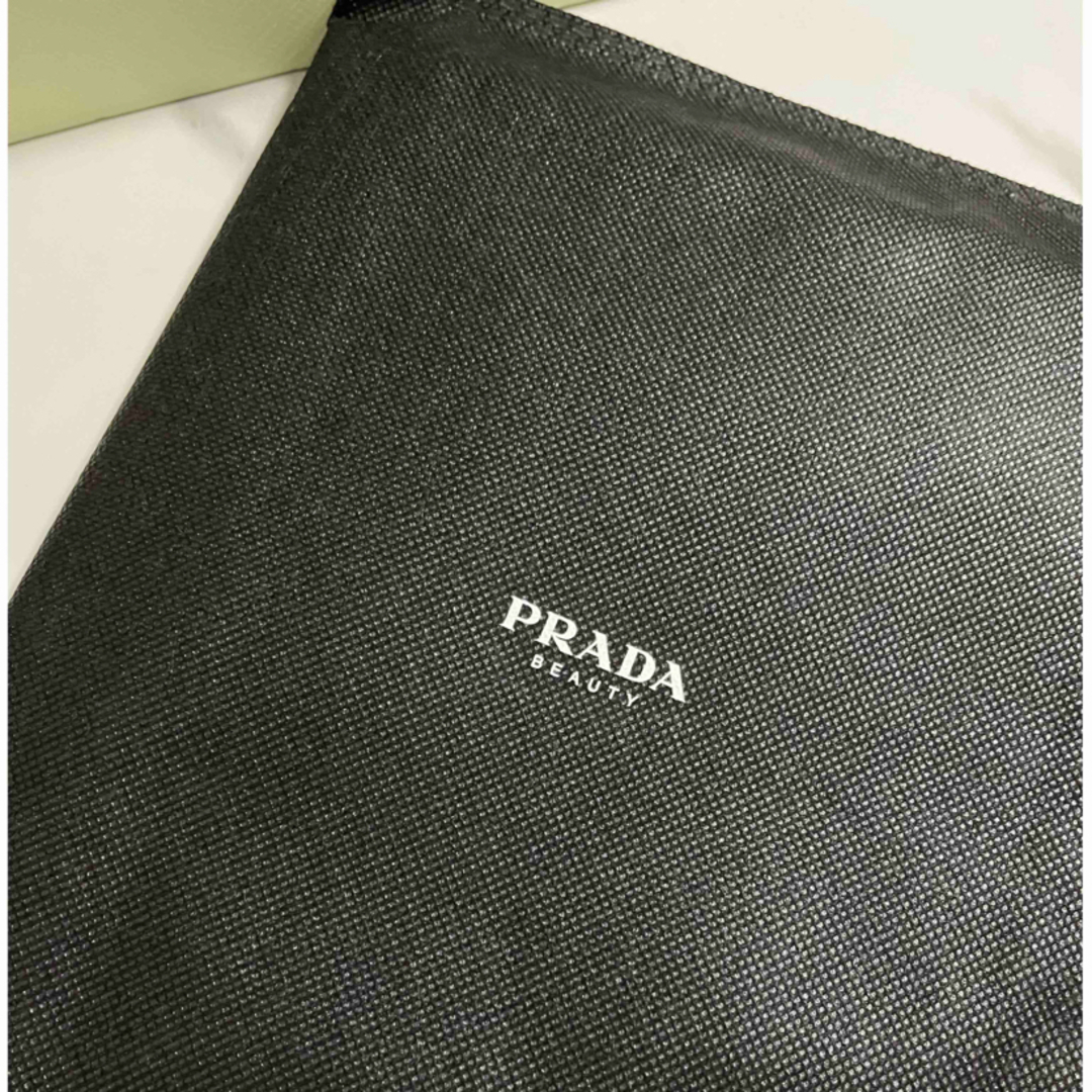 PRADA(プラダ)のPRADA♡最新限定ノベルティポーチ レディースのファッション小物(ポーチ)の商品写真