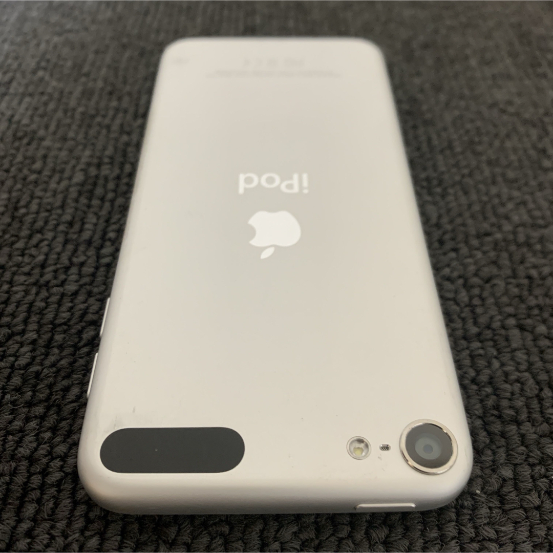 iPod touch(アイポッドタッチ)のApple iPod touch 第6世代 32GB 初期化済み シルバー 4 スマホ/家電/カメラのオーディオ機器(ポータブルプレーヤー)の商品写真