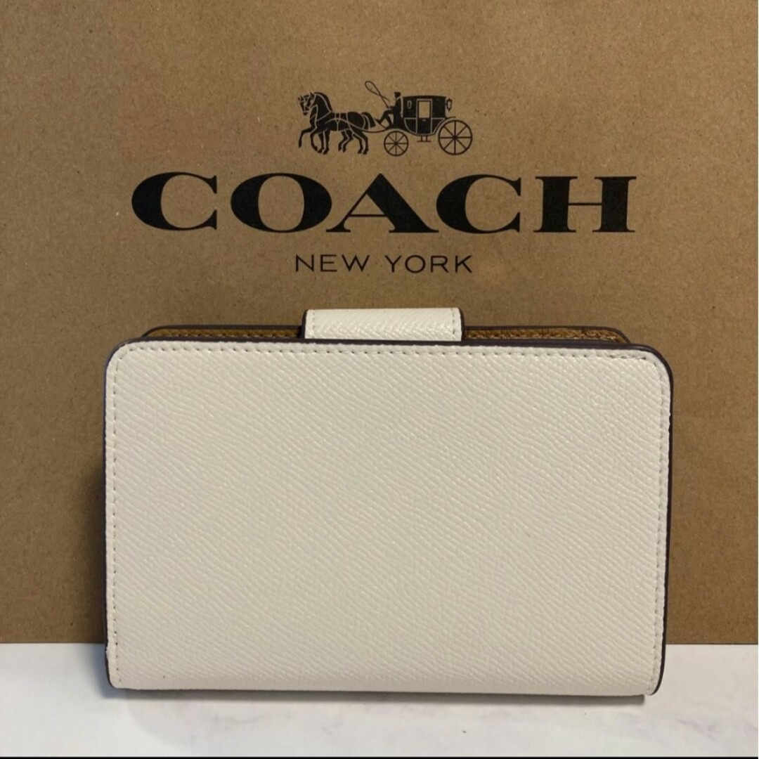 COACH(コーチ)の新品　COACH　二つ折り財布　小銭入れ有　ホワイト　レザー　ワンポイント レディースのファッション小物(財布)の商品写真