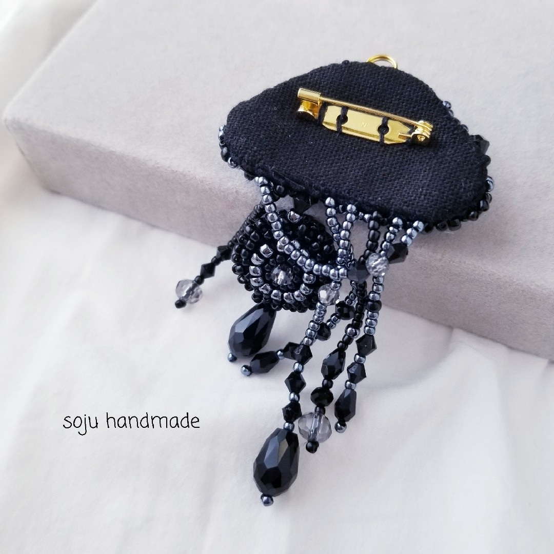 黒のキラキラクラゲ　ビーズ刺繍　ブローチ ハンドメイドのアクセサリー(コサージュ/ブローチ)の商品写真