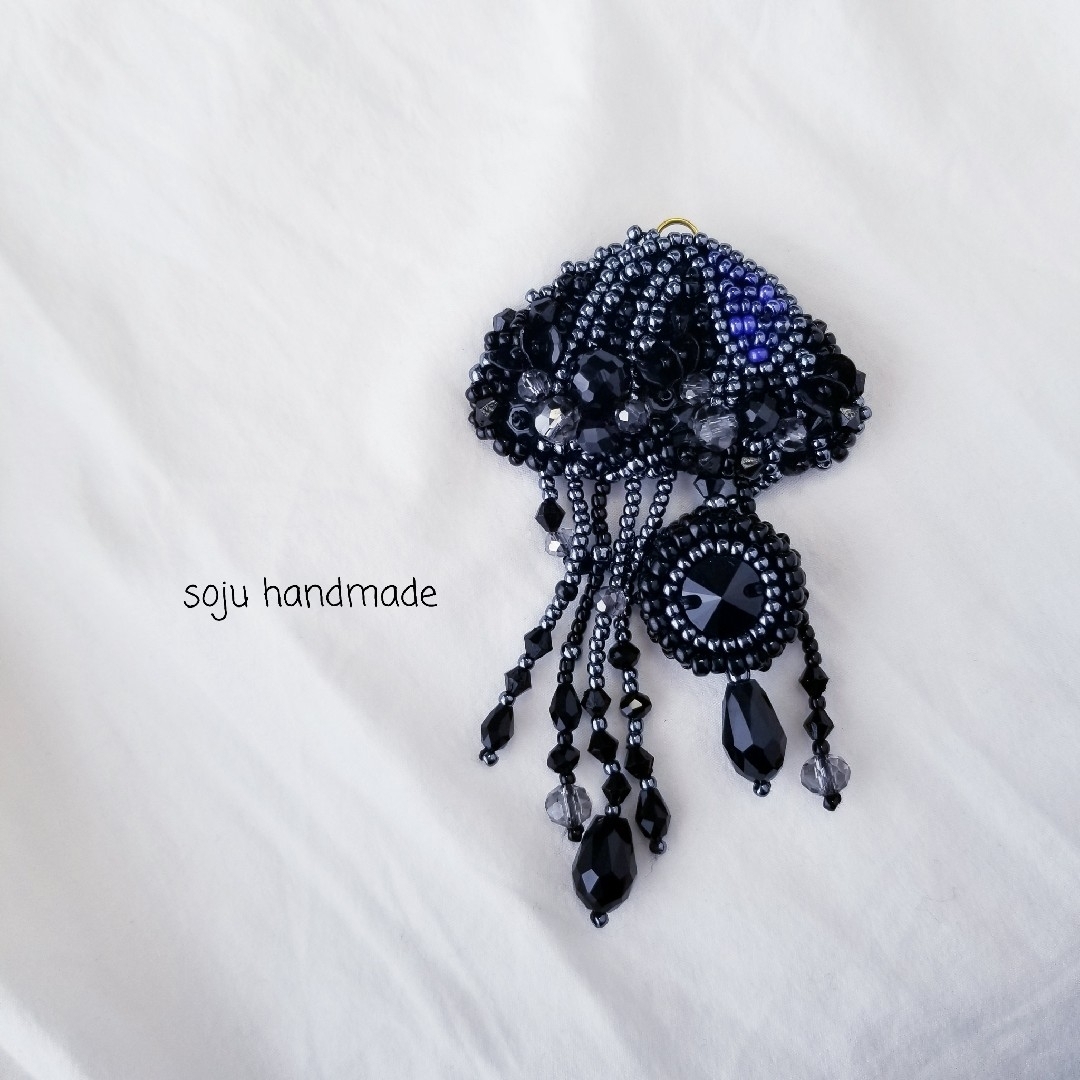 黒のキラキラクラゲ　ビーズ刺繍　ブローチ ハンドメイドのアクセサリー(コサージュ/ブローチ)の商品写真