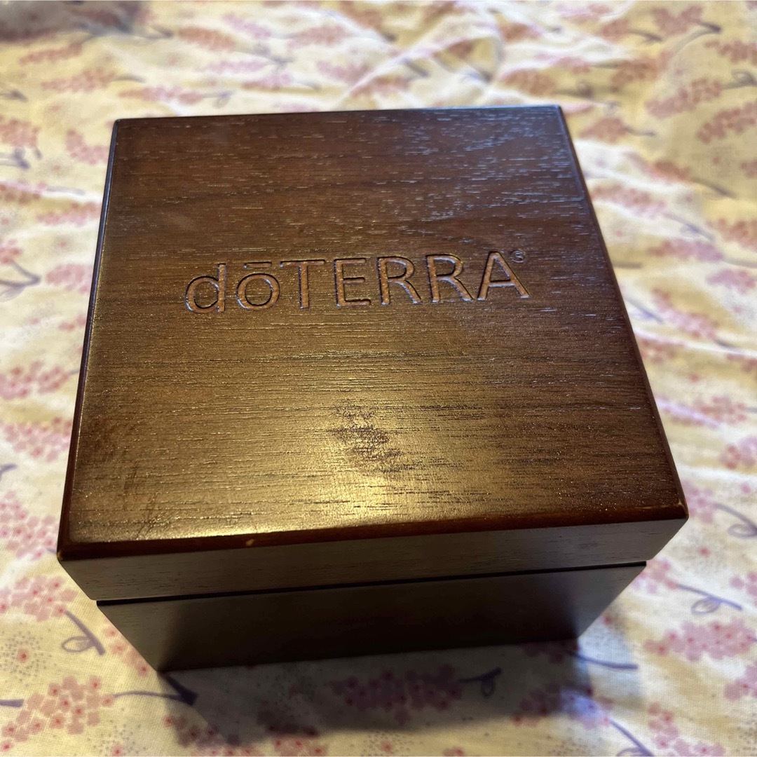 doTERRA(ドテラ)のエッセンシャルオイルが9本入る木箱 コスメ/美容のリラクゼーション(エッセンシャルオイル（精油）)の商品写真