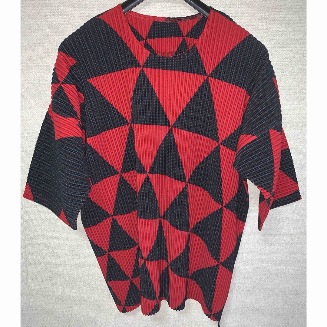 ISSEY MIYAKE(イッセイミヤケ)のオムプリッセイッセイミヤケ HOMME PLISSE Tシャツ レッド イッセイ メンズのトップス(Tシャツ/カットソー(半袖/袖なし))の商品写真