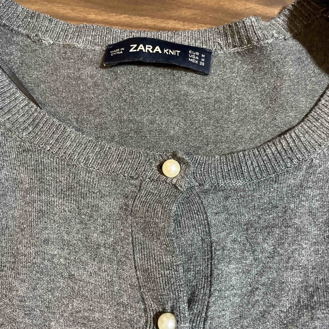 ZARA(ザラ)のZARA グレー　パール　カーディガン　M レディースのトップス(カーディガン)の商品写真