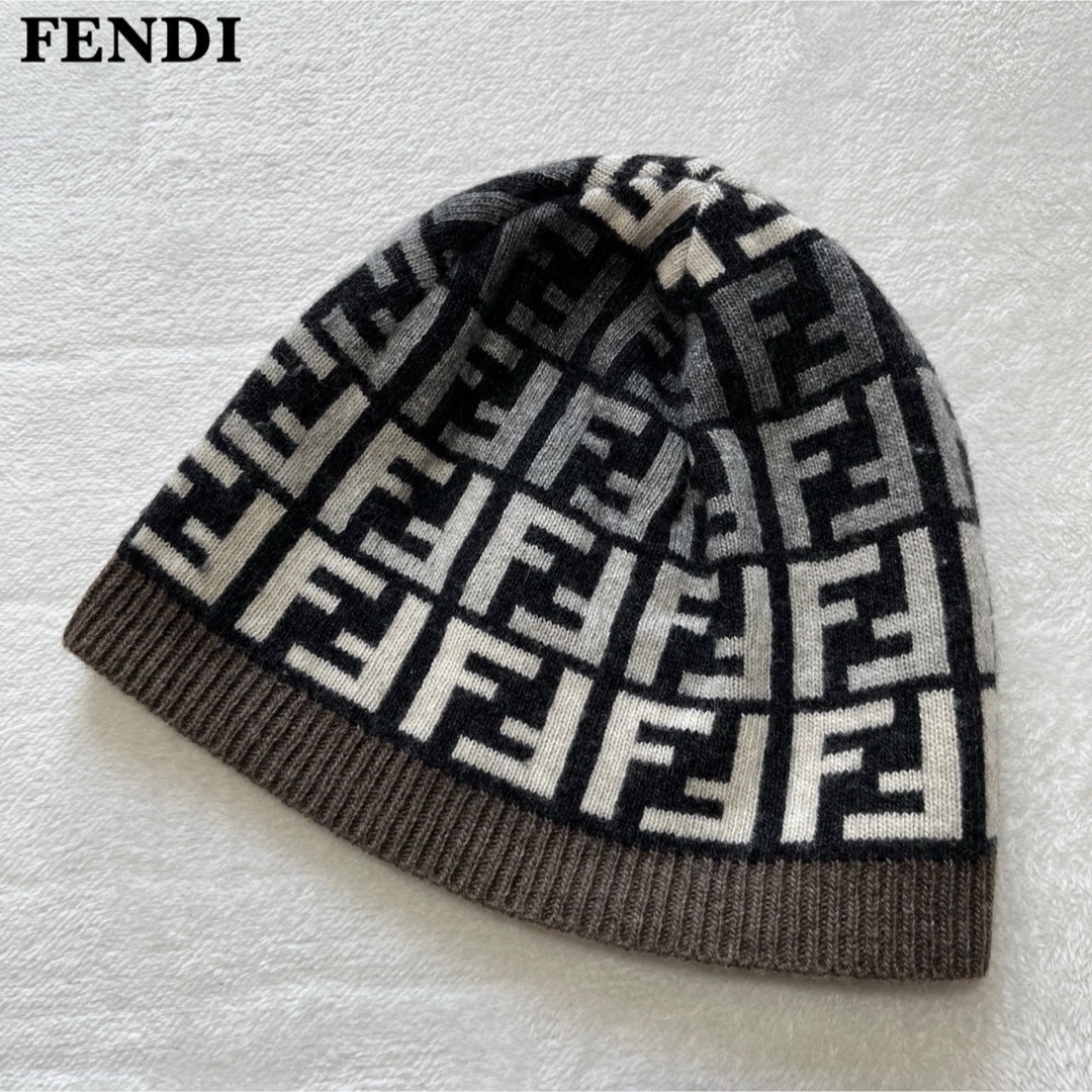 FENDI(フェンディ)の【未使用級】美品 FENDI ズッカ柄 グラデーション ビーニー フリーサイズ メンズの帽子(ニット帽/ビーニー)の商品写真