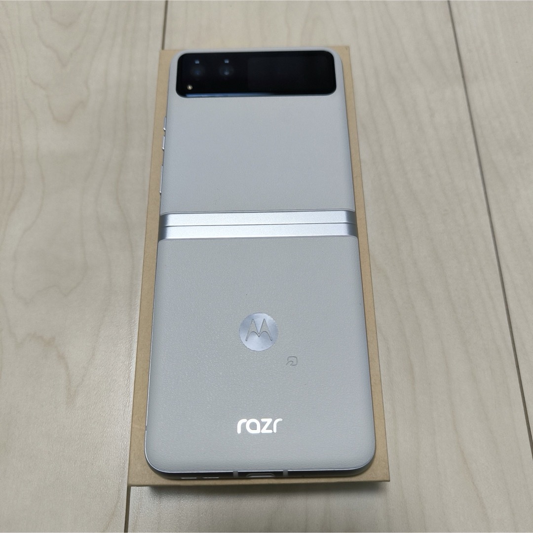 Motorola(モトローラ)のMotorola Razr 40 バニラクリーム SIMフリー スマホ/家電/カメラのスマートフォン/携帯電話(スマートフォン本体)の商品写真