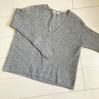 ユニクロ(UNIQLO)のユニクロ　トップス　ニット　リブ　リブニット　Vネック(ニット/セーター)