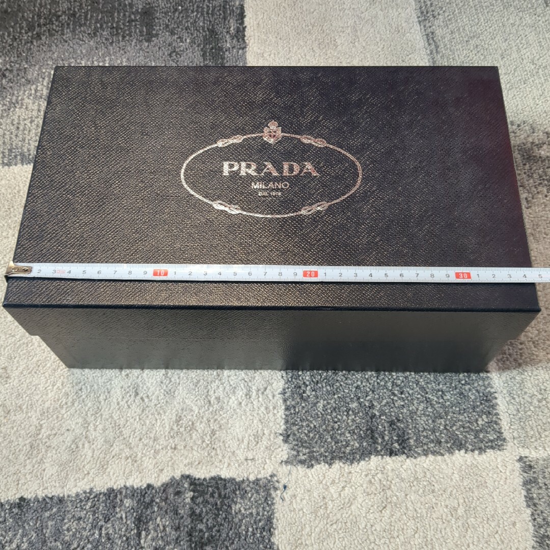 PRADA(プラダ)のPRADA シューズ 空箱 プラダ 靴箱 化粧箱 レディースのバッグ(ショップ袋)の商品写真