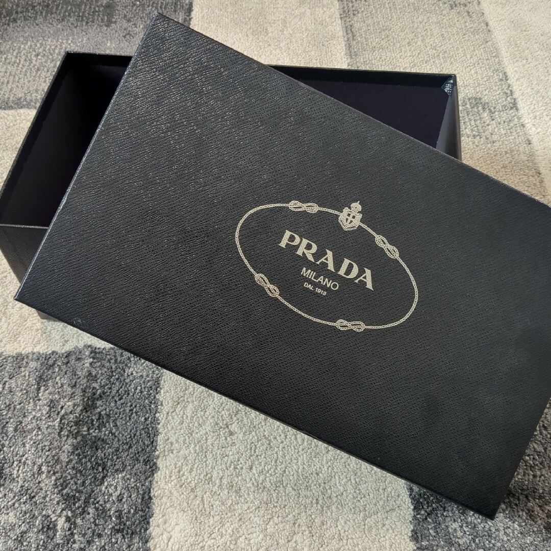 PRADA(プラダ)のPRADA シューズ 空箱 プラダ 靴箱 化粧箱 レディースのバッグ(ショップ袋)の商品写真