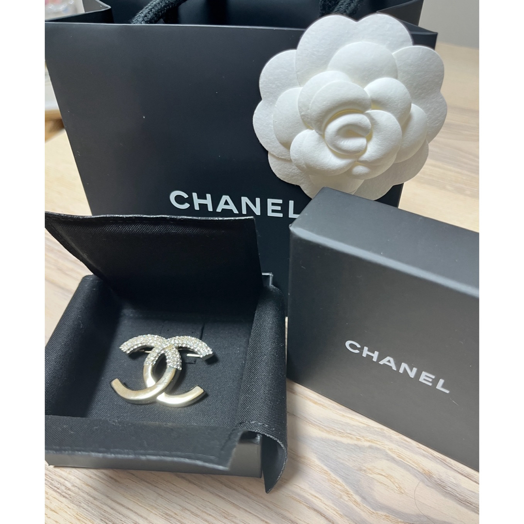 CHANEL(シャネル)のCHANEL ブローチ CCロゴ レディースのアクセサリー(ブローチ/コサージュ)の商品写真