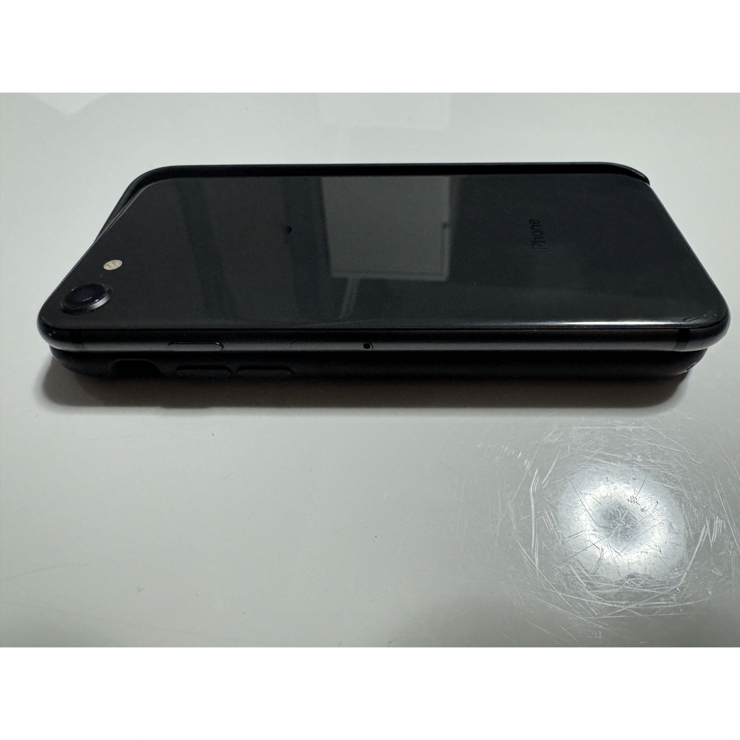 Apple(アップル)の【美品】iPhone8ブラック本体(64GB)SIMフリー【純正ケース付き】 スマホ/家電/カメラのスマートフォン/携帯電話(スマートフォン本体)の商品写真